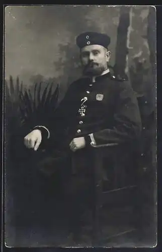 Foto-AK Soldat in Uniform mit Orden, Uniformfoto