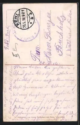 AK Soldat in Uniform versucht eine Holzstange zu erklimmen