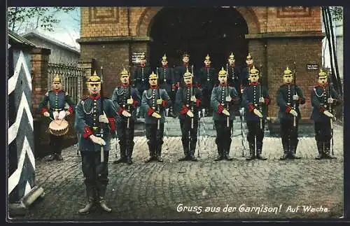 AK Soldaten in Uniform mit Pickelhaube präsentieren das Gewehr