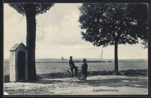 AK Infanterist bei der Landsturmwache, ein Soldat auf einem Fahrrad daneben