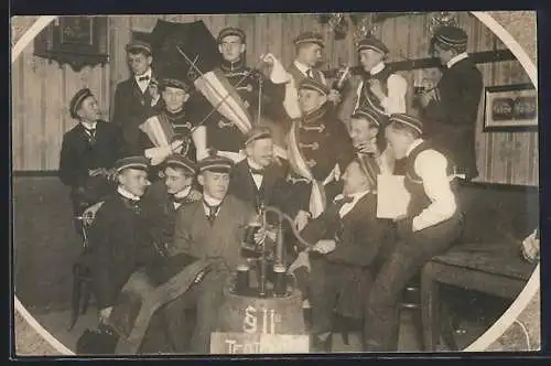 Foto-AK Studenten in Couleur sitzen gemeinsam am Bierfass