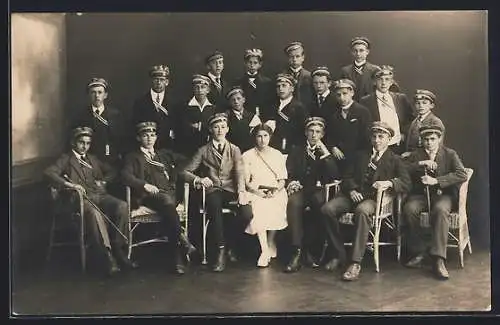 Foto-AK Eine Studentin und 19 Studenten in Couleur