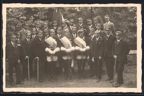 Foto-AK Eine Gruppe von Studenten in Couleur bei der Mensur