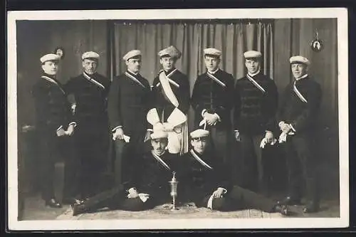 Foto-AK Studenten in Couleur mit einem Pokal