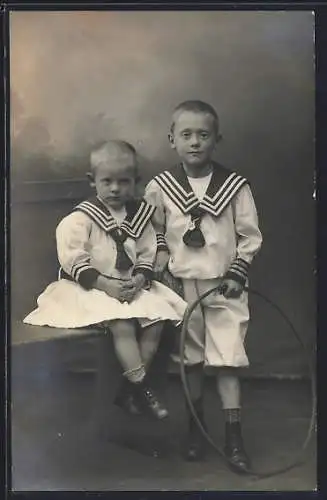 Foto-AK Knabe und Mädchen in Matrosenkostümen mit einem Hula-Reifen