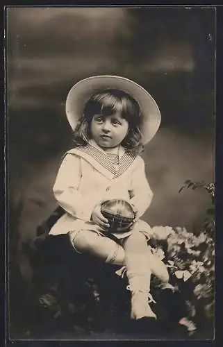 Foto-AK Junger Knabe mit einem Ball