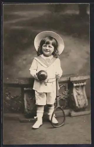 Foto-AK Junger Knabe mit Ball und Tennisschläger