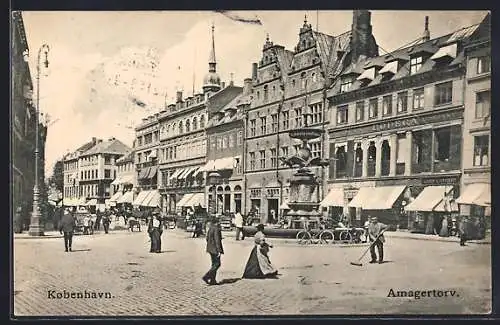 AK Kobenhavn, Amagertorv, Platz mit Brunnen und Strassenfeger