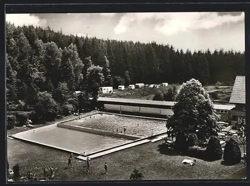 AK Wart / Schwarzwald, Waldschwimmbad mit Pension und Restaurant, Badegäste im Schwimmbad