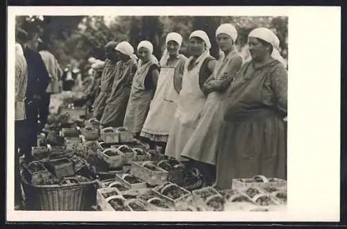 AK Staufenberg / Murgtal, Verkäuferinnen auf dem Erdbeermarkt 1937