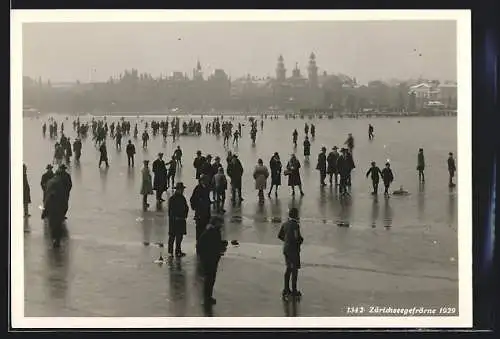 AK Zürich, Zürichseegefrörne 1929, Partie mit Menschen auf dem Eis