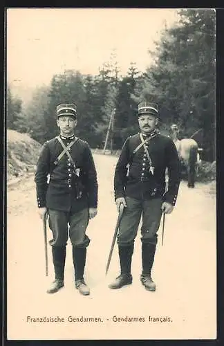 AK Französische Gendarme in Uniform mit Schirmmütze, Gendarmes francais