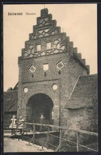 AK Salzwedel, Steintor mit Kindern