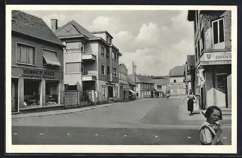 AK Kelkheim /Taunus, Bann-Strasse mit Geschäft von Heinrich Risch und Drogerie