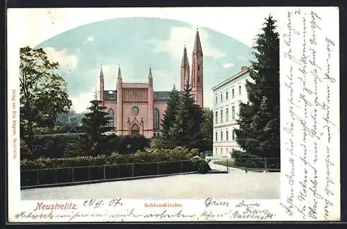 AK Neustrelitz, Schlosskirche mit Strassenpartie