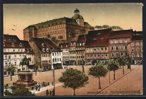 AK Weissenfels a. S., Marktplatz mit Geschäften und Denkmal