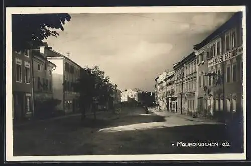 AK Mauerkirchen, Gasthof F. Roider mit Strassenpartie