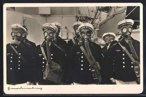 AK Uniformierte Soldaten der Kriegsmarine mit Gasmasken