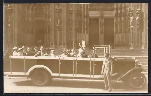 Foto-AK Köln, Bus mit Fahrgästen vor dem Dom