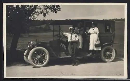 Foto-AK Zwei Damen und ein Herr in einem Auto auf einer Landstrasse