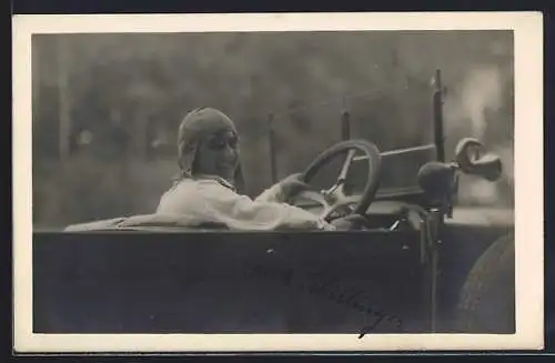 Foto-AK Lachender Mann am Steuer eines Autos