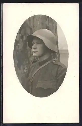 Foto-AK Schweizer Soldat in Uniform mit Stahlhelm