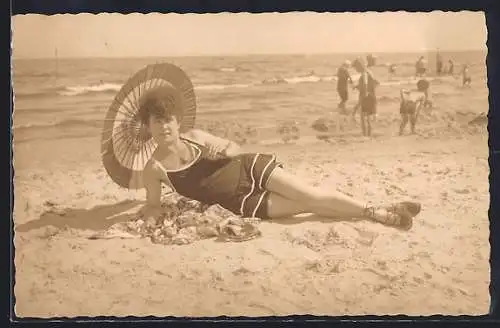 Foto-AK Frau mit Badeanzug und Sonnenschirm am Strand