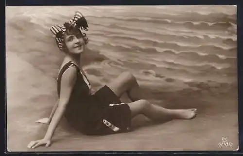 Foto-AK Junge Frau im Badeanzug vor einer Strandkulisse