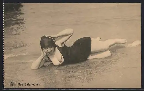 AK Junge Frau im Badeanzug räkelt sich am Strand