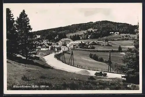 AK Mönichkirchen, Ortsansicht mit Einfahrtsstrasse