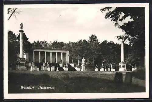 AK Wetzdorf, Heldenberg mit Statuen