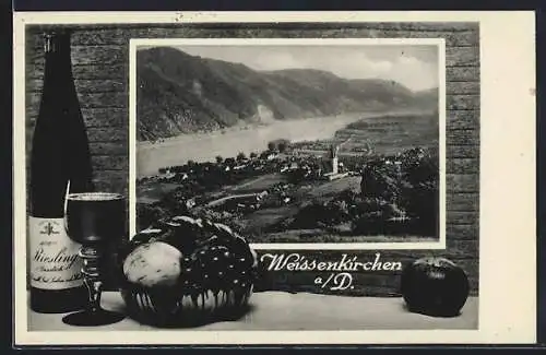 AK Weissenkirchen a. D., Teilansicht mit Bergen, Riesling-Wein und Obstkorb, Passepartout