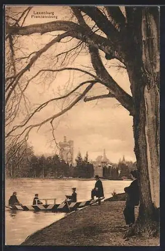 AK Laxenburg, Ruderboot am Ufer, Blick zur Franzensburg