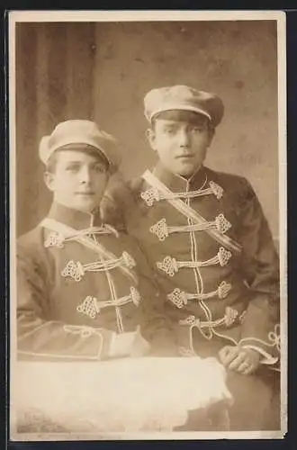 Foto-AK Zwei Studenten in Uniform, studentische Szene