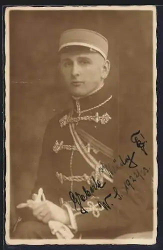 Foto-AK Student in Uniform mit Schirmmütze, studentische Szene