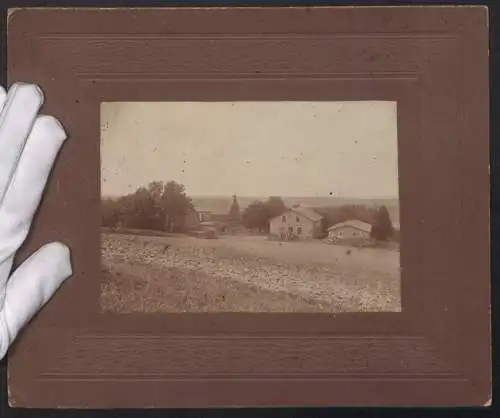 Fotografie unbekannter Fotograf, Ansicht Skollwitten / Skolwity, Blick zum Gutshof der Familie Böttcher in Ostpreussen