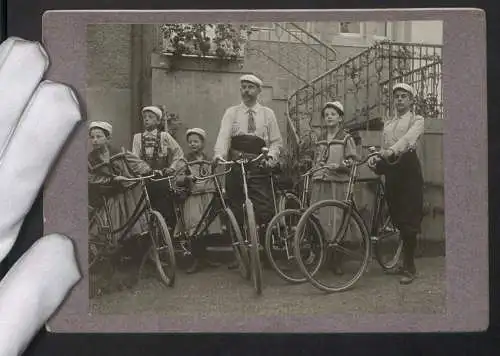 Fotografie unbekannter Fotograf, Ansicht Dresden-Blasewitz, Hans Viktor Weiner mit Fahrrad, Tandem