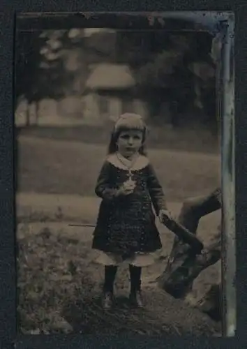 Fotografie Ferrotypie niedliches kleines Mädchen im Kleid mit Kruzifix um den Hals, Wangen Koloriert