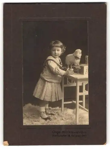 2 Fotografien Olga Klinkowström, Karlsruhe i. B., niedliches kleines Mädchen im Matrosenkleid mit Plüsch Schaft und Korb