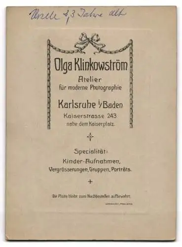 2 Fotografien Olga Klinkowström, Karlsruhe i. B., niedliches kleines Mädchen im Matrosenkleid mit Plüsch Schaft und Korb