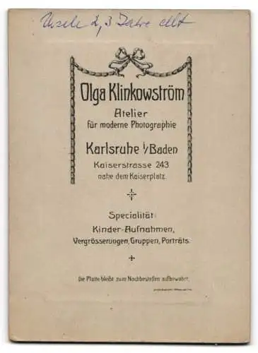 2 Fotografien Olga Klinkowström, Karlsruhe i. B., niedliches kleines Mädchen im Matrosenkleid mit Plüsch Schaft und Korb