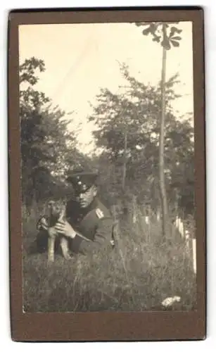 7 Fotografien unbekannter Fotograf und Ort, Soldat in Uniform mit Diensthund, Pickelhaube, Gefechtübung