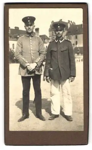 7 Fotografien unbekannter Fotograf und Ort, Soldat in Uniform mit Diensthund, Pickelhaube, Gefechtübung