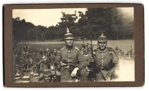 7 Fotografien unbekannter Fotograf und Ort, Soldat in Uniform mit Diensthund, Pickelhaube, Gefechtübung