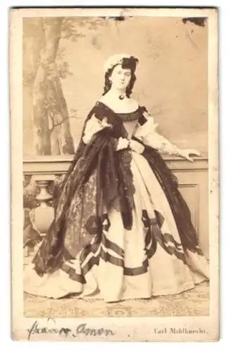 Fotografie Carl Mahlknecht, Wien, Schauspielerin Brigitta Amon im weiten Kleid