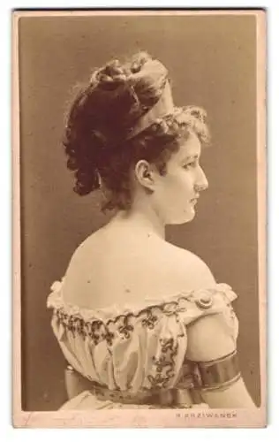 Fotografie R. Krziwanek, Wien, Schauspielerin / Operettensängerin Friederike Fischer im Rückenportrait