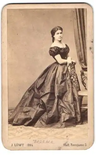 Fotografie J. Löwy, Wien, junge Schauspielerin Marie Hilcke im schulterfreien Kleid