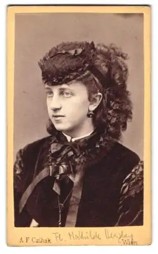 Fotografie A. F. Czihak, Wien, Mathilde Mersberg im dunklen Kleid mit Hut und Locken