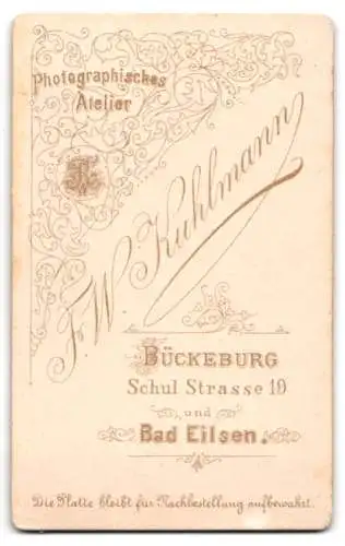Fotografie F. W. Kuhlmann, Bückeburg, junge Frau in Schaumburger Tracht, Handkoloriert