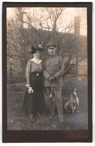 Fotografie Max Günther, Rodach, Soldat in Uniform mit Orden Eisernes Kreuz nebst Diensthund und seiner Frau